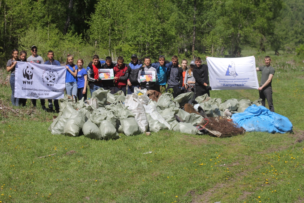 Уборка мусора в окрестностях Усть-Коксы - ежегодная акция заповедника. Фото Максима Ерлина